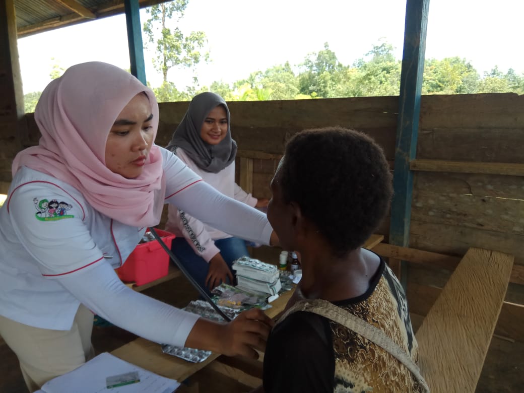 dr Amalia sedang memeriksa anak Papua (Dok: dr Amalia)