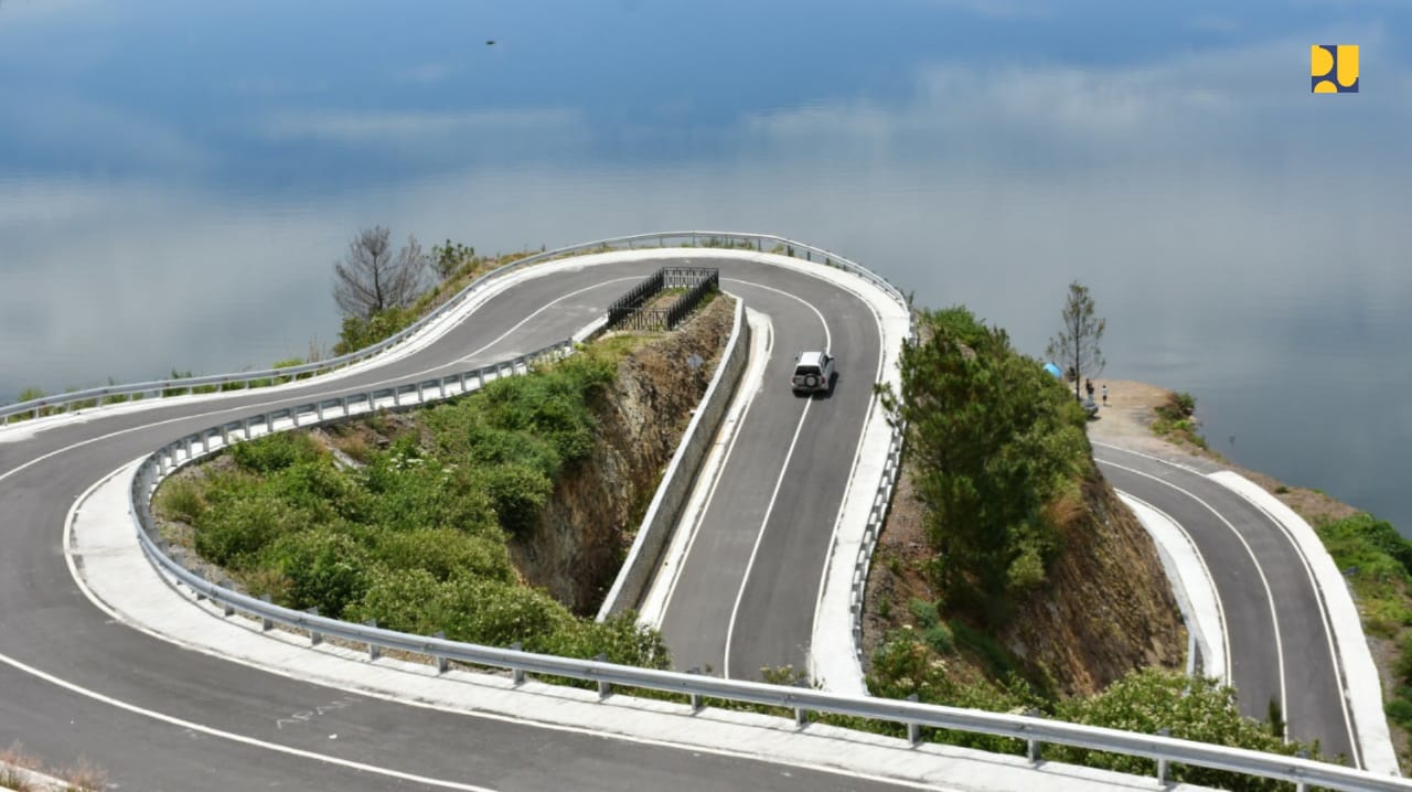 Jalan berkelok di Bukit Sibea-bea yang masih dirampungkan