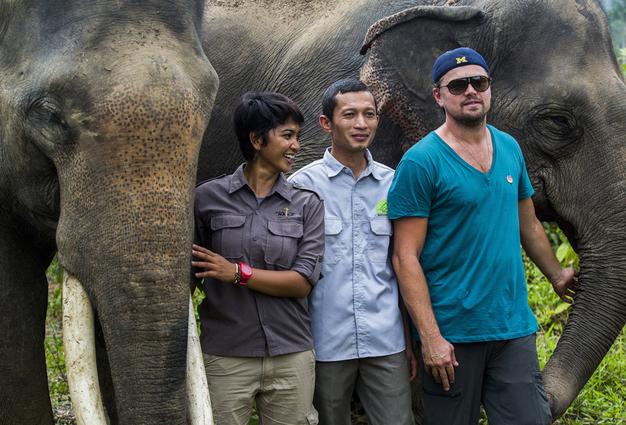 Leonardo DiCaprio (kanan) saat mengunjungi CRU Serbajadi Aceh Timur, Aceh didampingi Rudi Putra (FKL) dan Farwiza Farhan (HAkA) pada 26-27 Maret 2016. | Foto: Paul Hilton