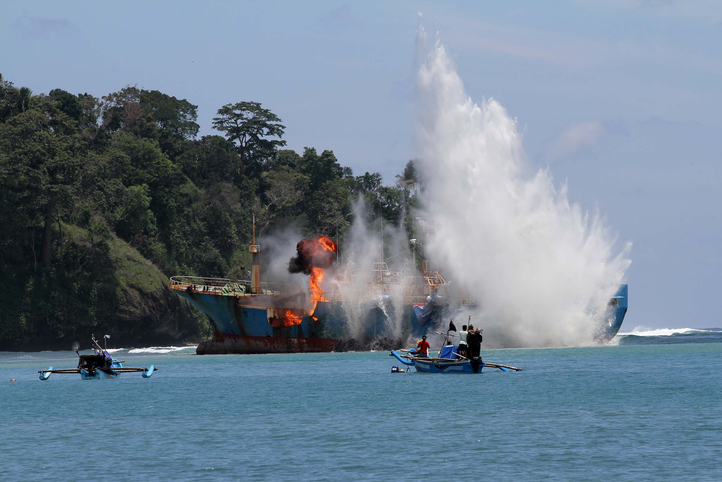 Proses peledakan FV Viking di Pangandaran
