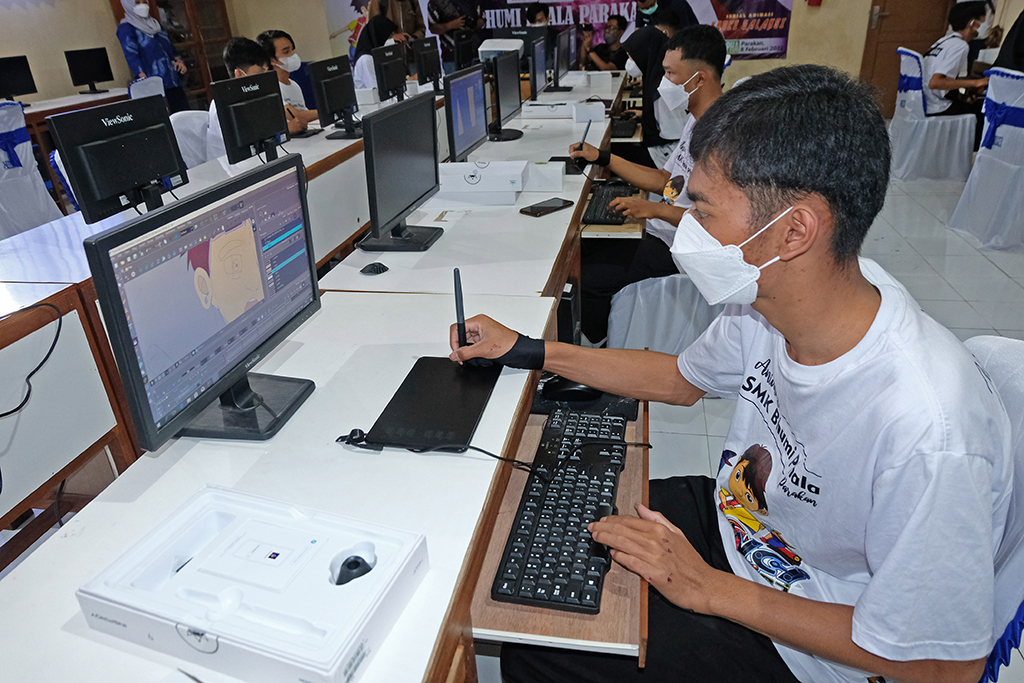 Sejumlah siswa jurusan multimedia menyelesaikan pembuatan film animasi berjudul
