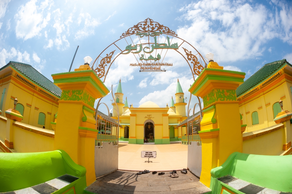 Masjid Raya Sultan Riau | @heru sukma cahyanto Shutterstock