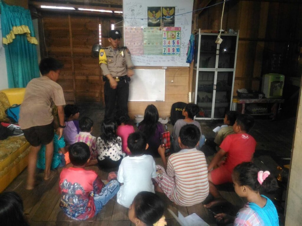 Aipda Kundoro memberi pelajaran gratis untuk anak jalanan