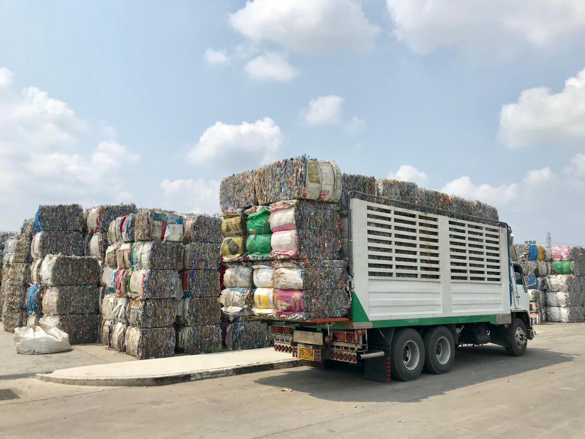 Sampah plastik yang didistribusi untuk industri