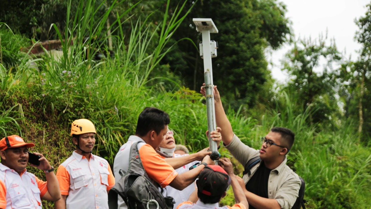 Alat pemantau longsor