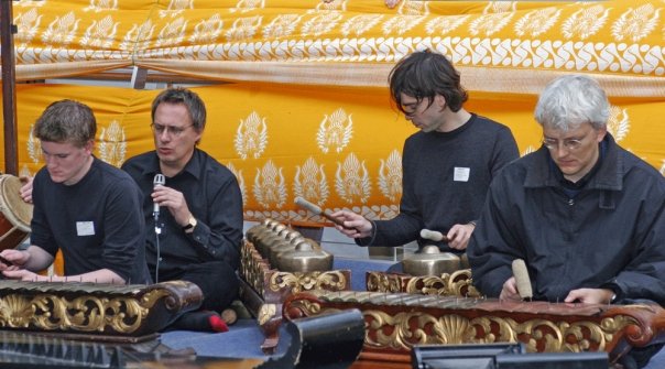Simon Cook dan kelompok gamelan Sunda di Inggris