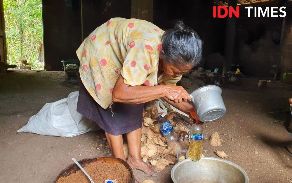 Mbah Tumi saat membuat minyak klentik