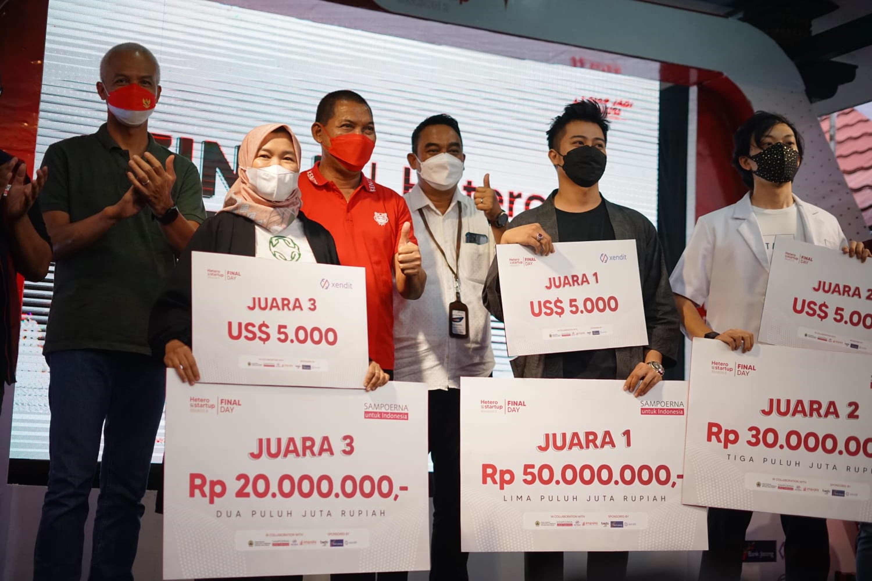 Ganjar Pranowo bersama para UMKM pemenang HFS Season 2 | Foto: Hetero for Startup