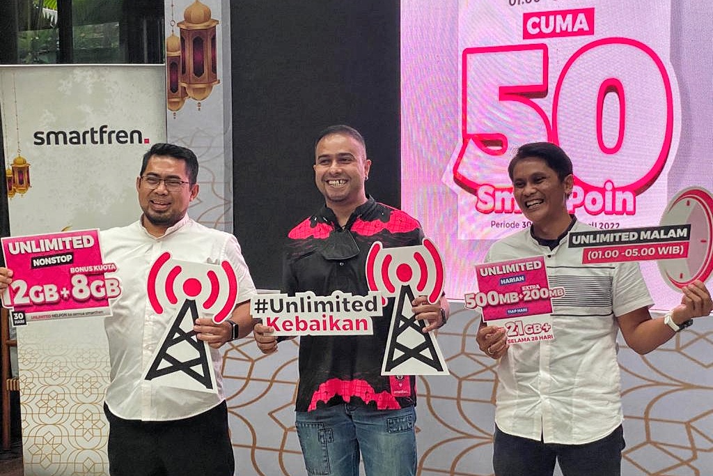 Agus Rohmat, VP of Network Operations Smartfren; Iqbal Asseweth, VP of Integrated Marketing Communications Smartfren