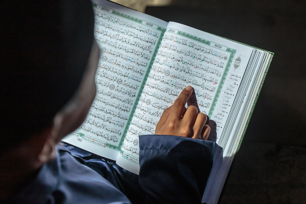 Ilustrasi membaca Al-Qur'an