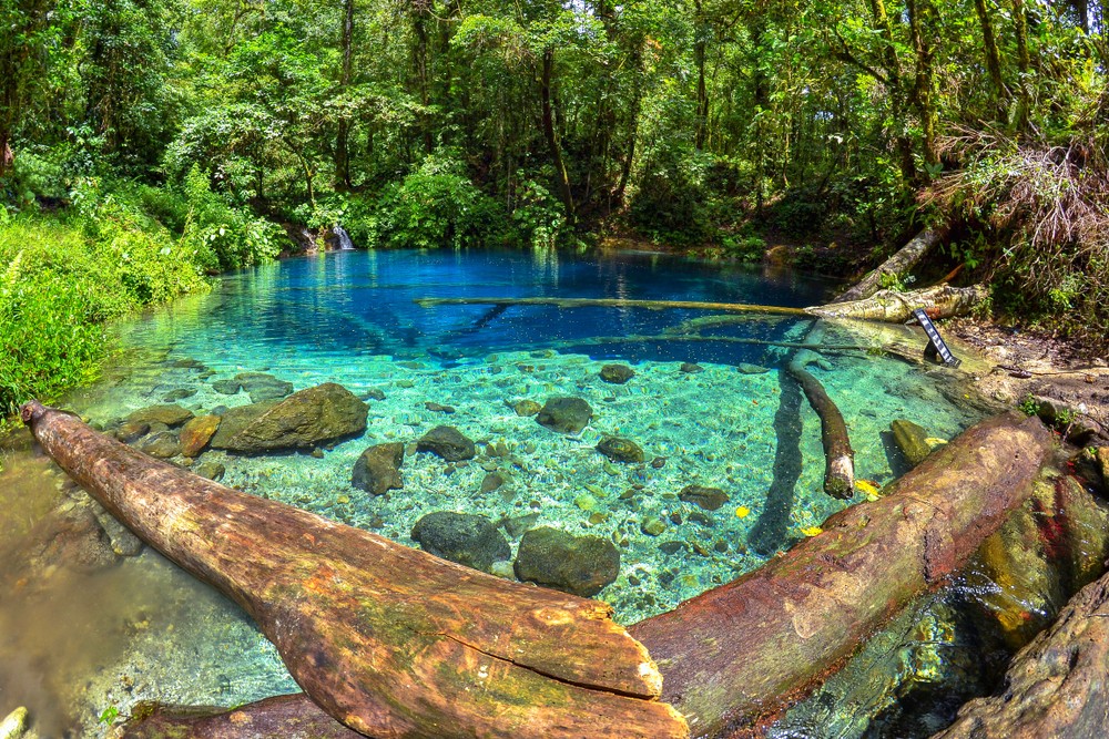  Danau Kaco | @Rico Yuliyanto Shutterstock 