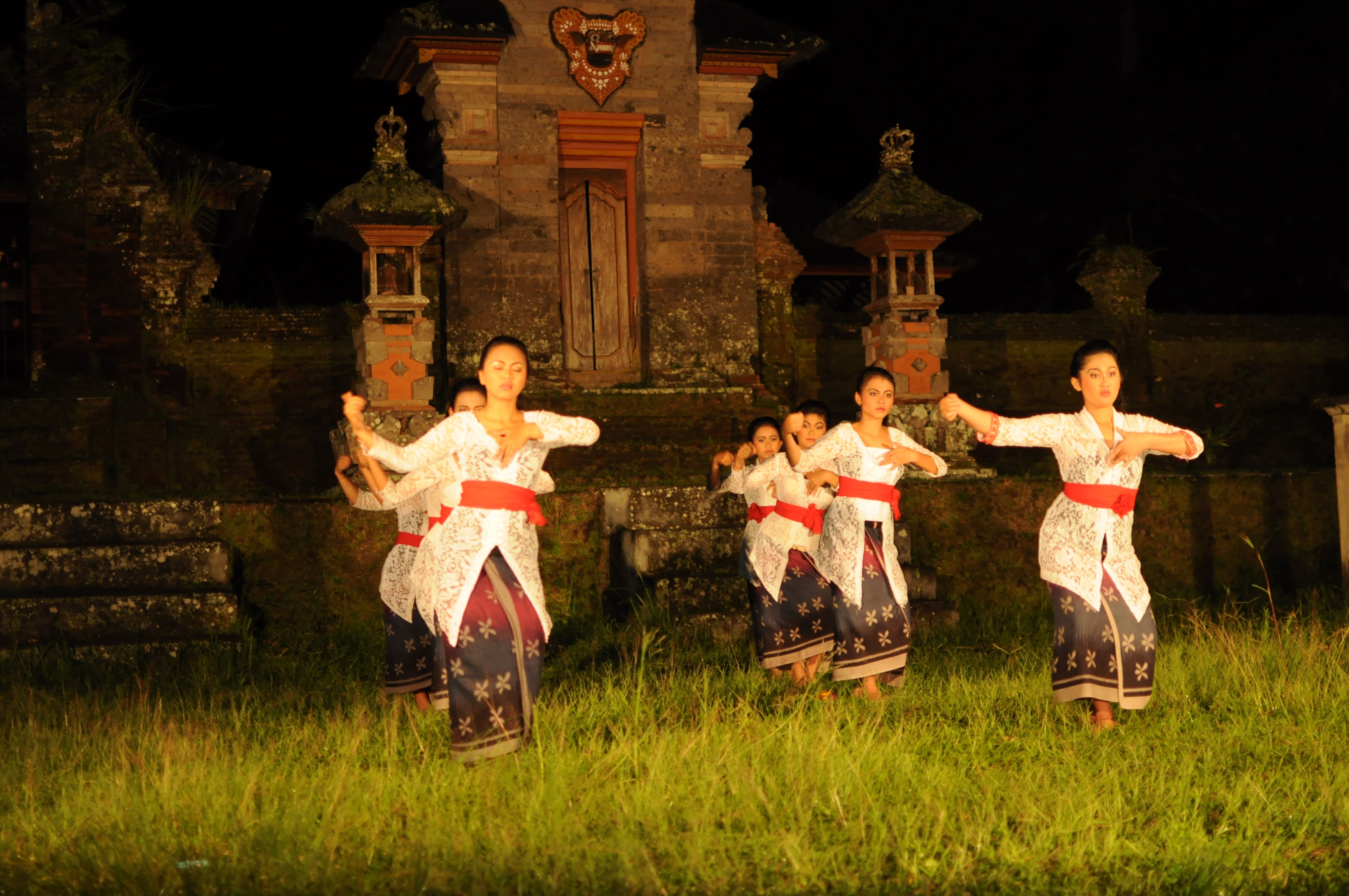 Tari rejang yang masuk kategori genre sakral