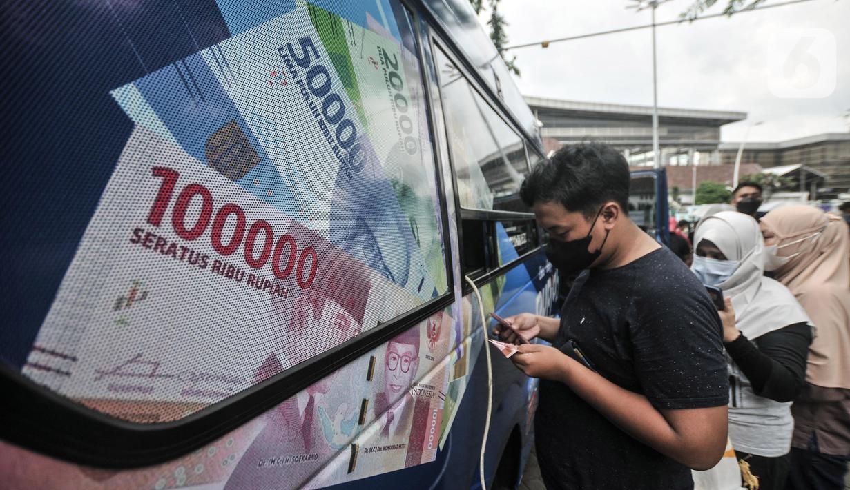 Masyarakat yang menukarkan uang di kas keliling