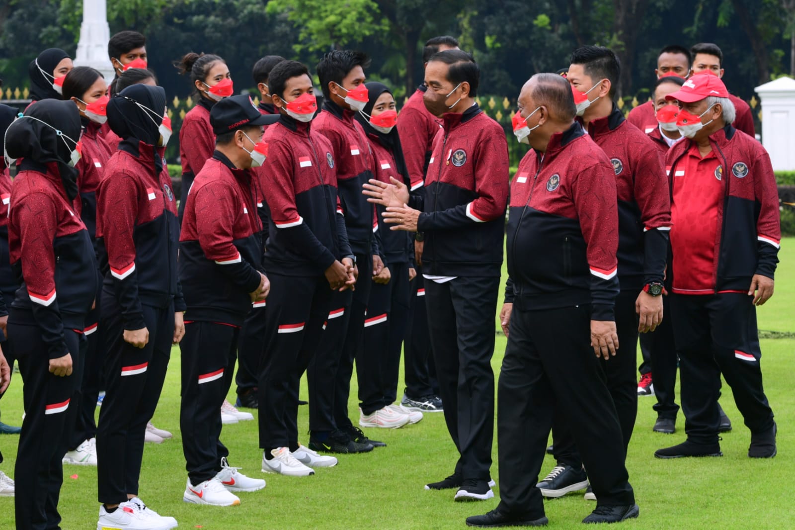 Kontingen Indonesia dalam pengukuhan oleh Presiden