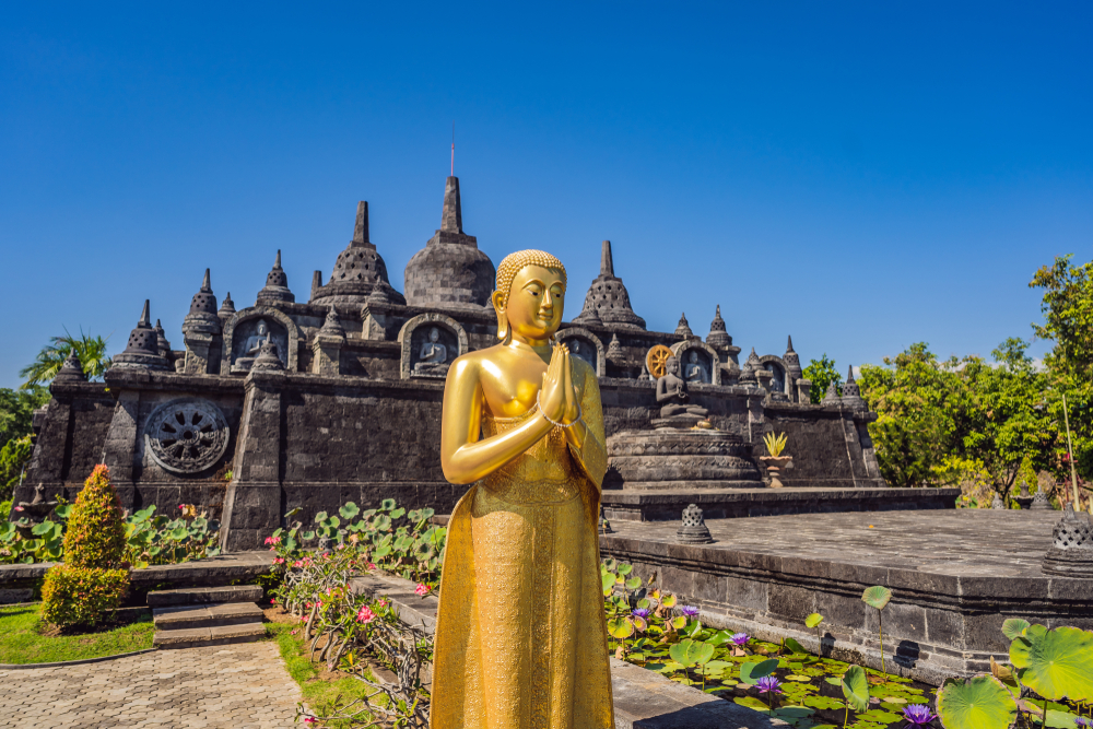 Brahma Vihara Arama | @Elizaveta Galitckaia Shutterstock