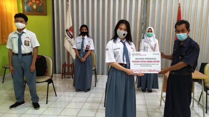 Kotribusi Astra melalui anak yayasan untuk beasiswa pendidikan di Indonesia