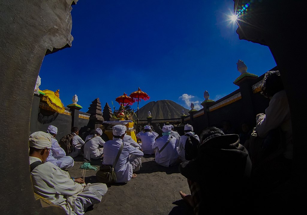 Ritual sembahyang Suku Tengger | Wikimedia Commons