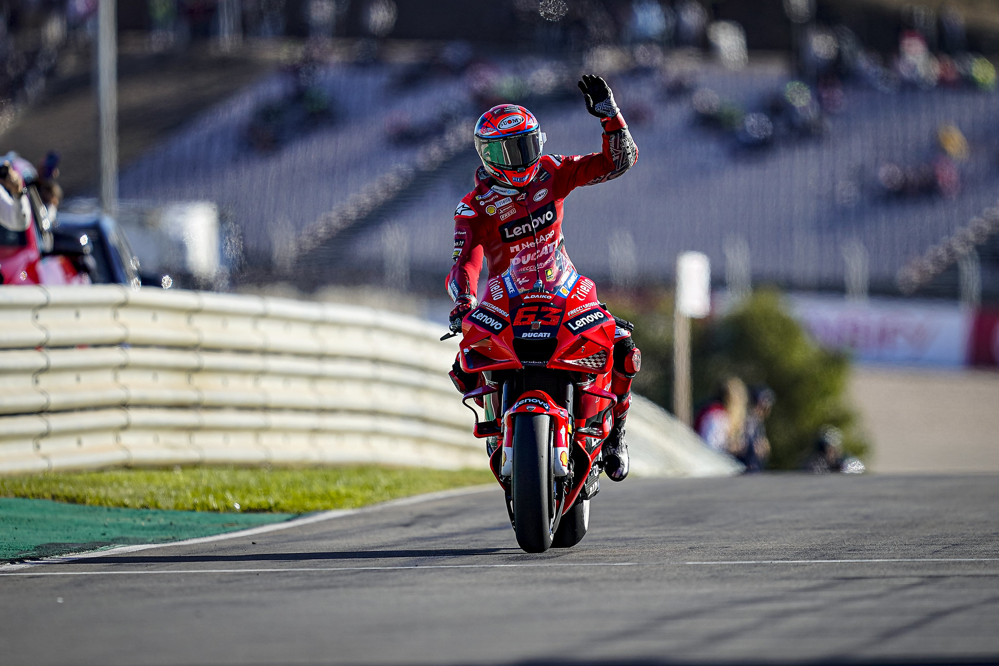 Francesco Bagnaia (Pecco) memakai helm Suomy | Suomy.com