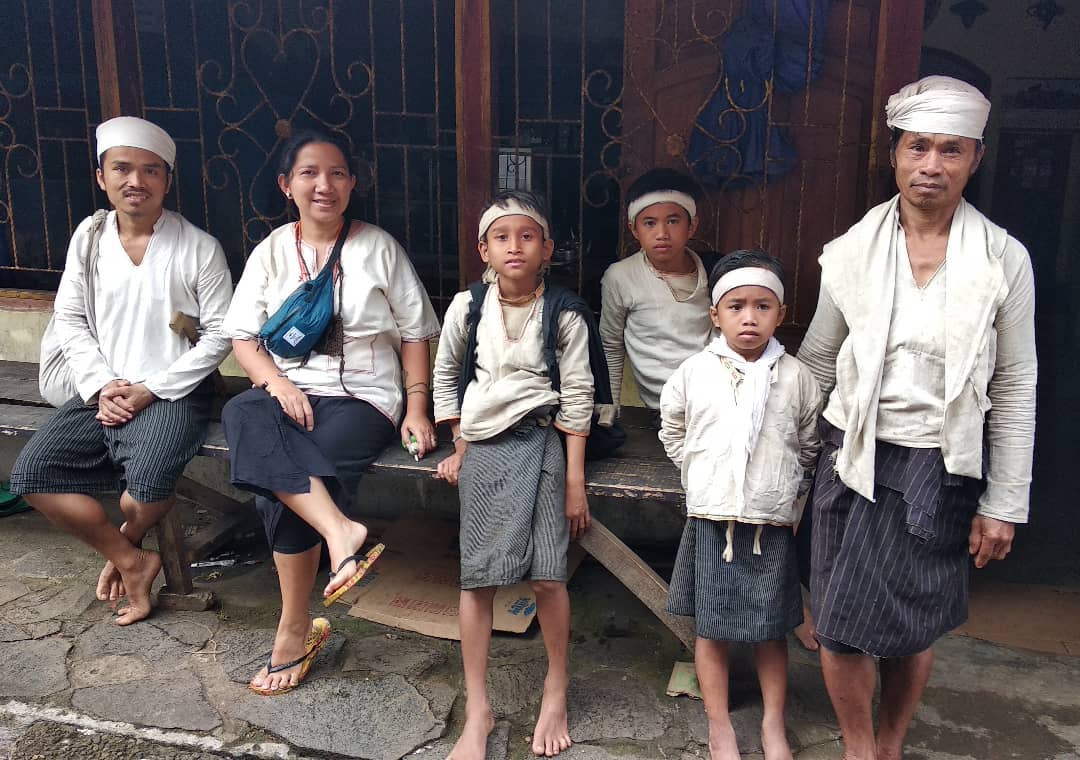 Nury Sybli bersama anak-anak suku Baduy | Instagram @nurysybli
