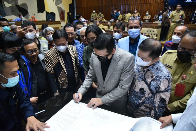 Penandatanganan Draf tiga Rancangan Undang-Undang (RUU) tentang pemekaran wilayah Papua. | via dpr.go.id