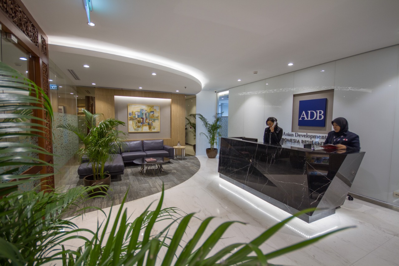 Kantor ADB di Indonesia. Indonesia merupakan salah satu negara anggota ADB dengan saham terbesar ke-6 (5,17%) setelah Jepang (15,65%), AS (15,65%), China (6,46%), India (6,35%), dan Australia (5,8%). ADB dimiliki oleh 68 anggota—49 di antaranya berada di kawasan Asia dan Pasifik.