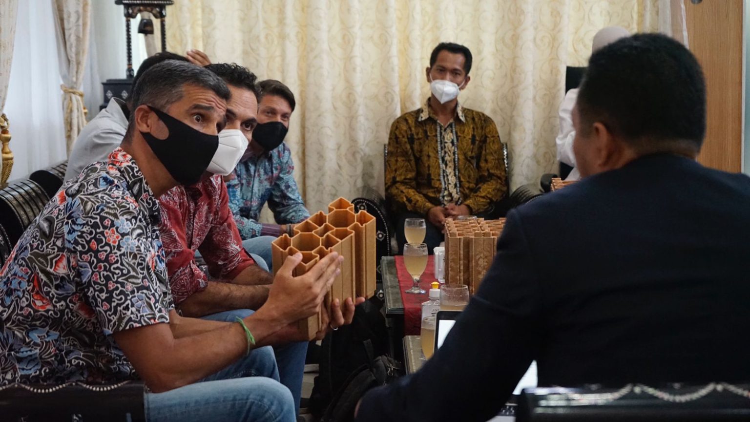 Investor pabrik bata plastik | Dok. Dinas Kominfotik NTB