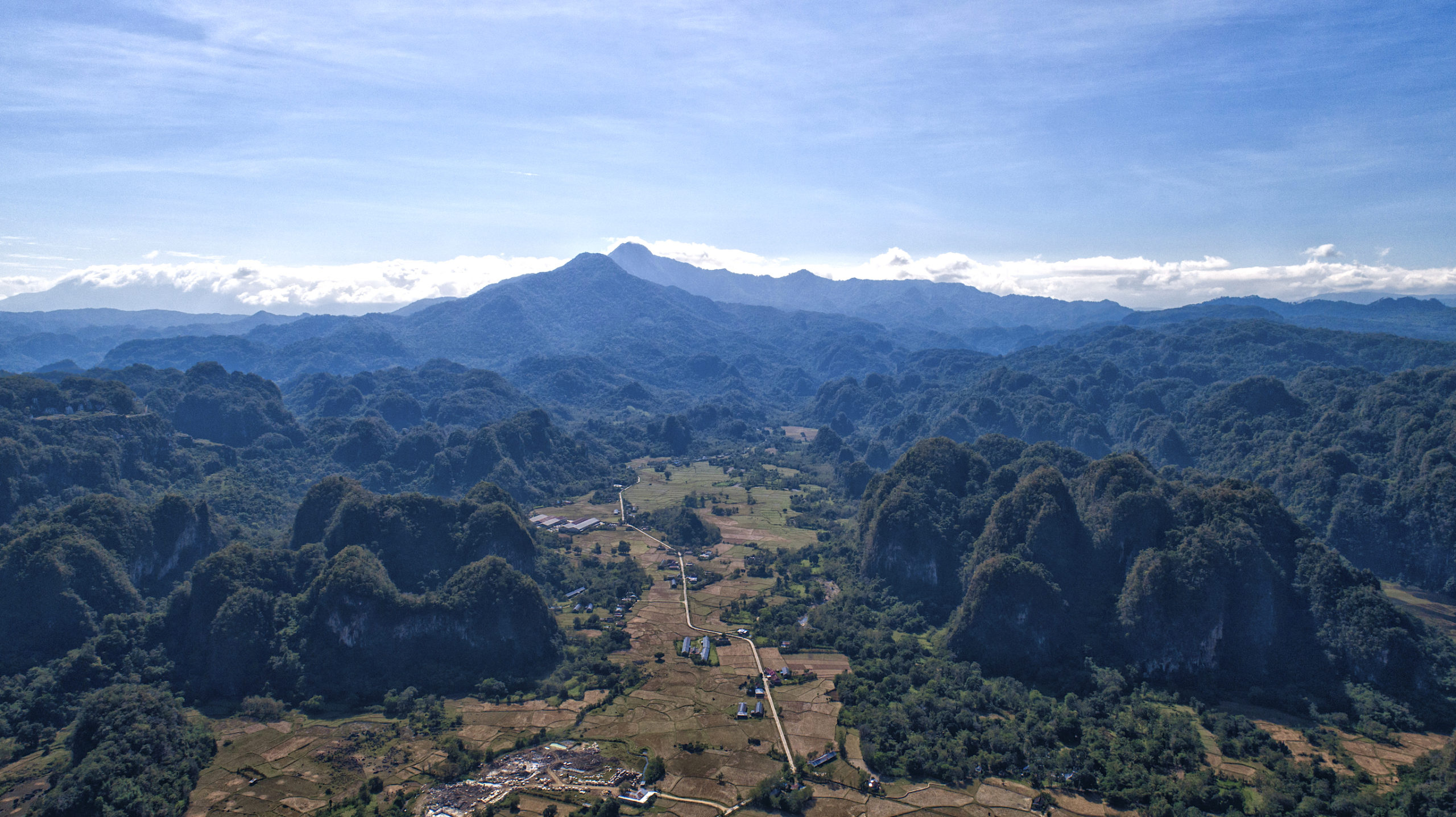 Lansekap kawasan karst Maros Pangkep, Sulawesi Selatan yang indah dan menakjubkan. Foto : Taman Nasional Bantimurung Bulusaraung