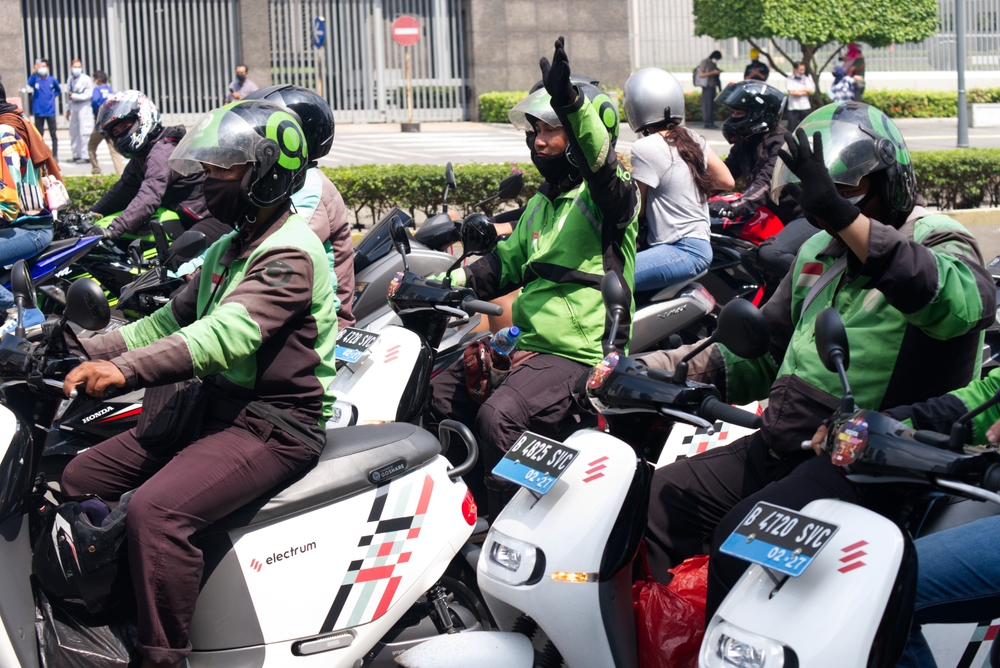 kendaraan listrik di jalanan (ardito kurniawan/Shutterstock)