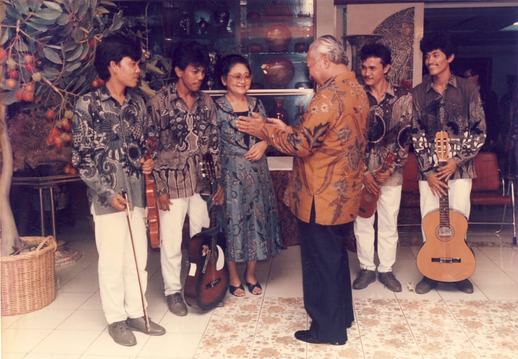 Soeharto menyapa para pengamen yang diundang/Dok Tutut Soeharto