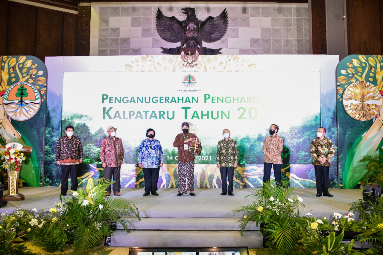 Purwo Harsono saat menerima penghargaan Kalpataru atas keberhasilannya | Dok. KLHK