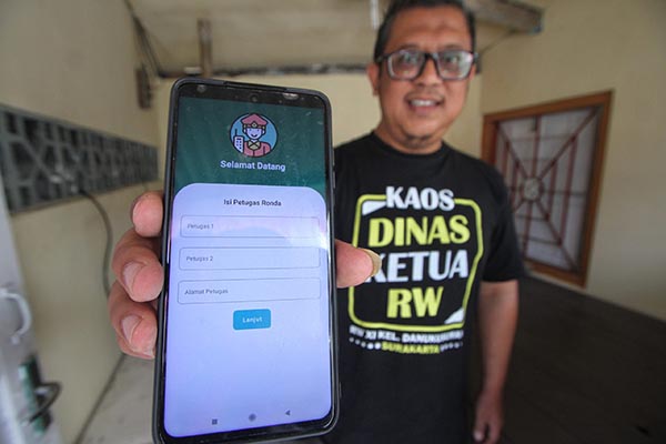 Aris Joko Saraswo menunjukkan aplikasi e-Ronda buatannya | Nicolous Irawan/Solopos