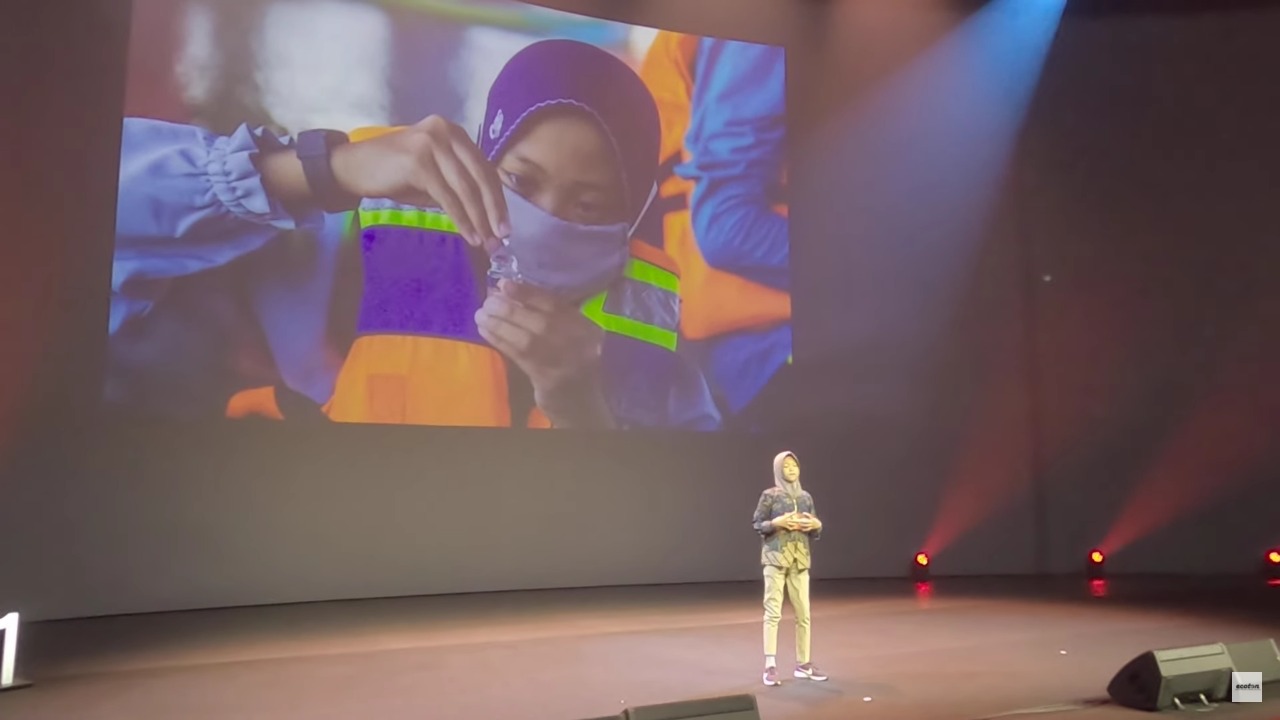Aeshnina berpidato dalam Plastic Health Summit 2021 di Belanda | Dok. Ecoton via Aliansi Zero Waste Indonesia