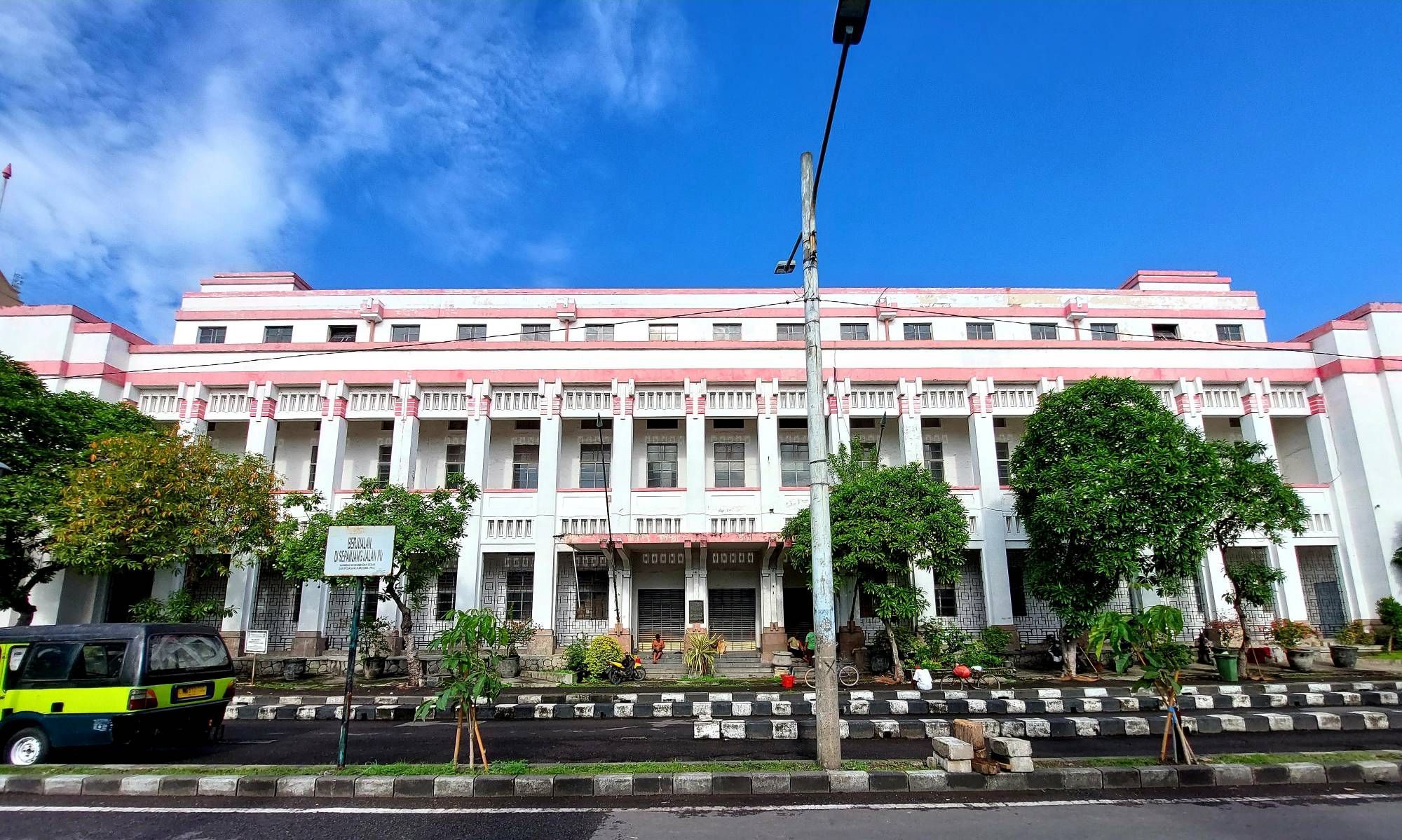 Potret Gedung Internatio yang berwarna putih dengan aksen merah ini pernah menjadi markas dan lokasi vital pada pertempuran 10 November.