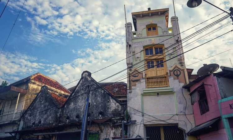 Menara Syahbandar yang dahulu digunakan dalam mengawasi lalu lintas perdagangan di Sungai Kalimas. (Dok. Java Travel)