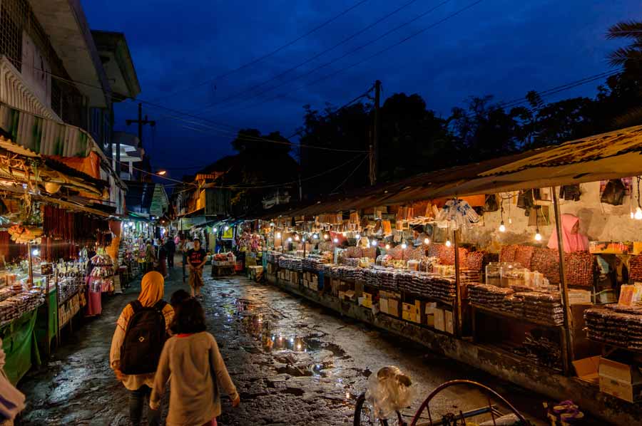 Suasana di Pasar Ampel yang selain menyediakan barang barang ibadah juga salah satu destinasi favorit kuliner di Surabaya.