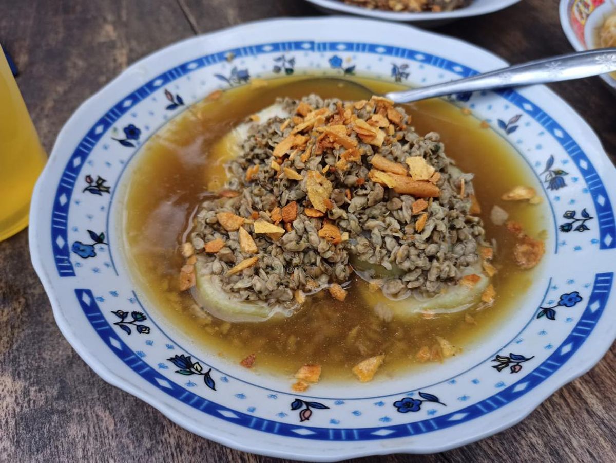 Lontong Kupang yang disajikan dengan kerang laut kecil dan lontong berkuah petis ini menjadi daya tarik tersendiri bila berkunjung ke Surabaya.
