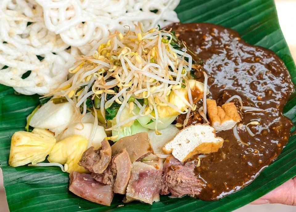 Rujak Cingur, menu segar dan sehat yang berbahan dasar cingur atau moncong sapi dari Surabaya.