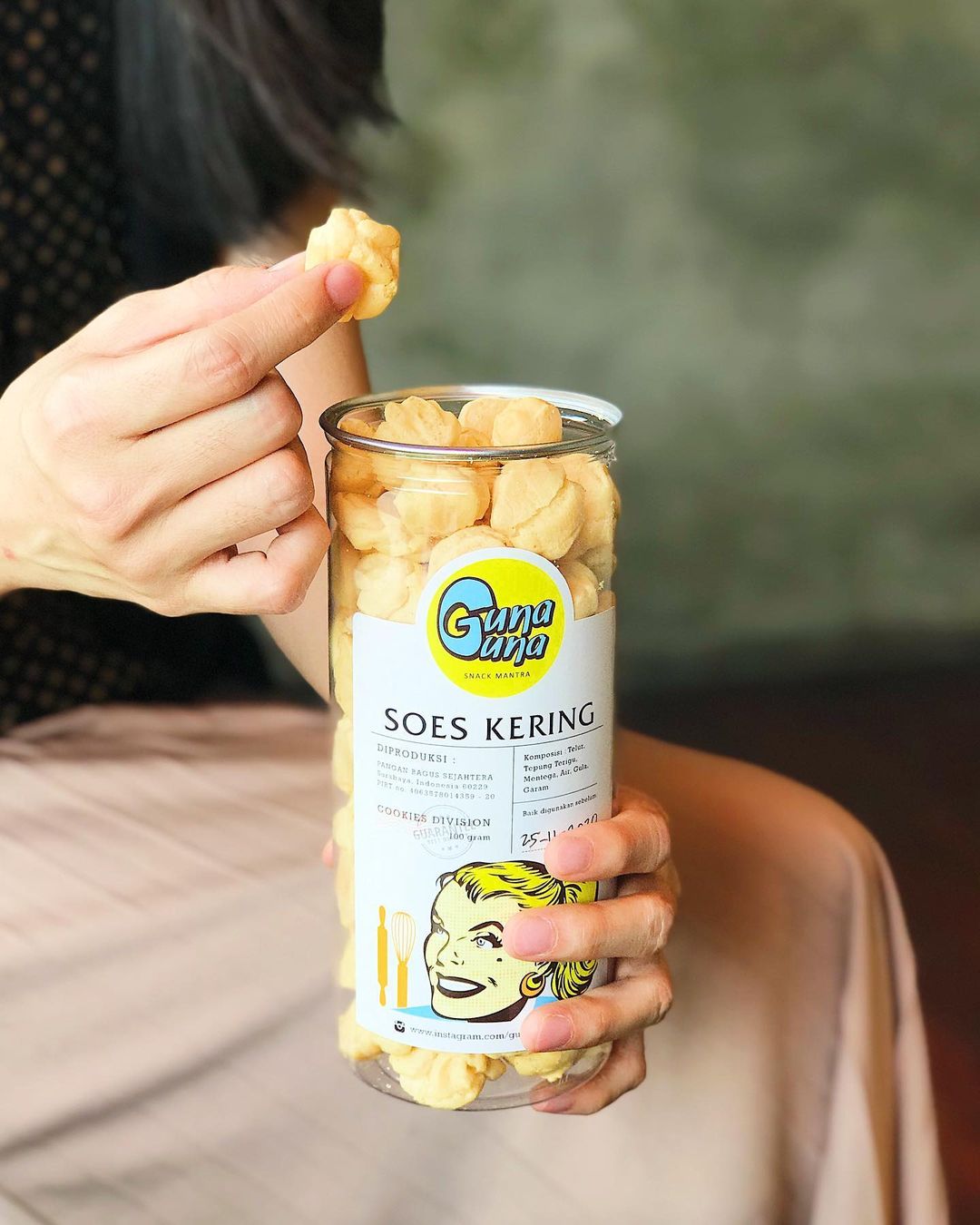Guna Guna Oleh Snack Oleh Oleh Khas Kota Surabaya | Foto: (Instagram | @gunaguna_snack).