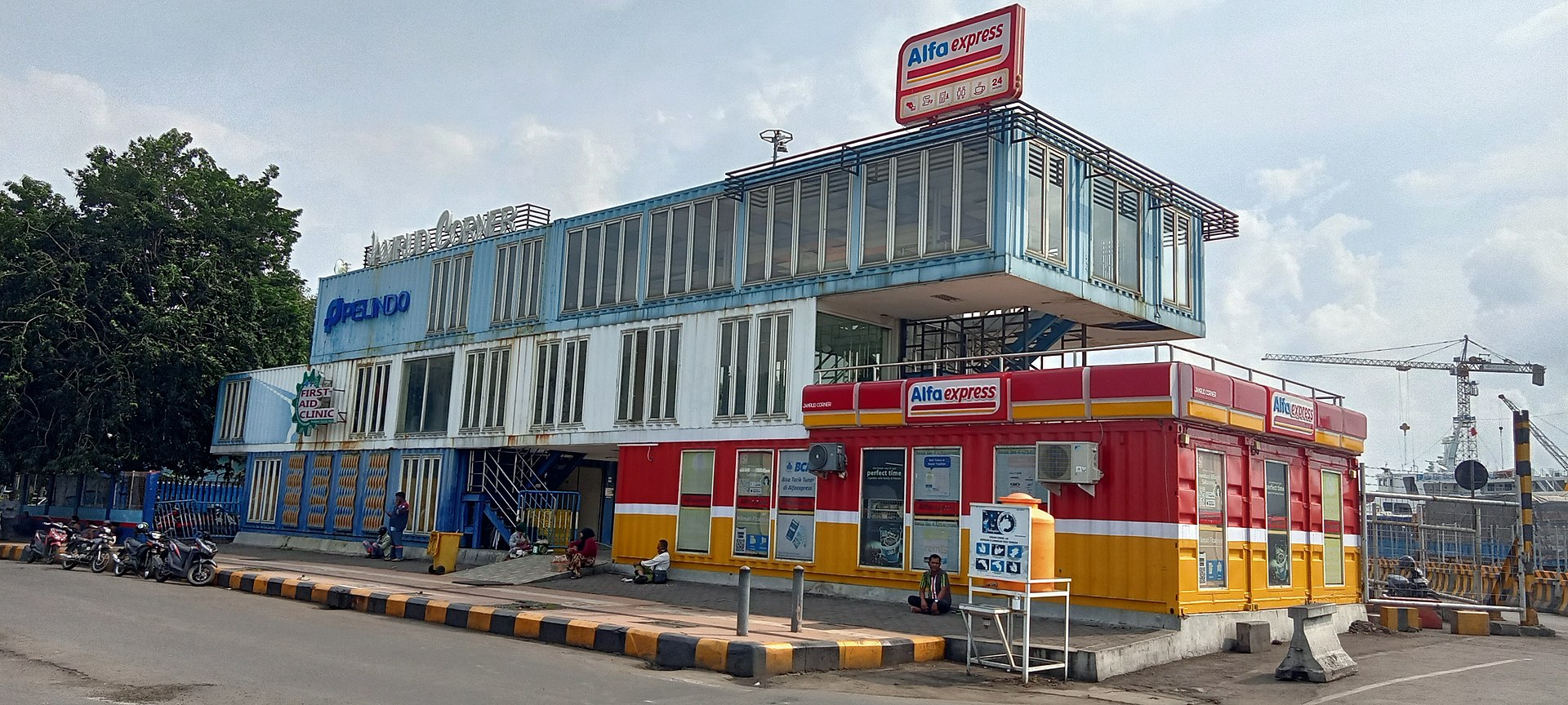 Fasilitas First Aid Clinic dan Minimarket Tanjung Perak Surabaya. Foto: id.wikipedia.org/Mujionomaruf Fasilitas First Aid Clinic dan Minimarket Tanjung Perak Surabaya. Foto: id.wikipedia.org/Mujionomaruf