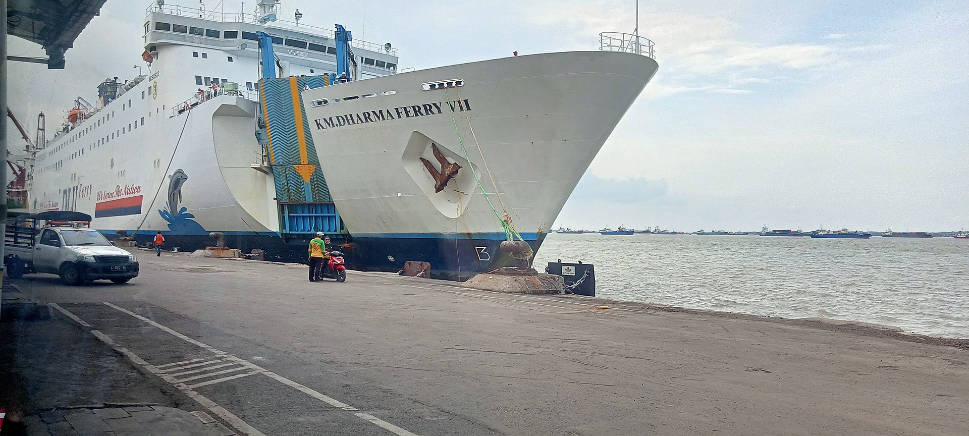 Salah satu kapal yang siap berangkat di Tanjung Perak Surabaya. foto: id.wikipedia.org/Mujionomaruf Salah satu kapal yang siap berangkat di Tanjung Perak Surabaya. foto: id.wikipedia.org/Mujionomaruf