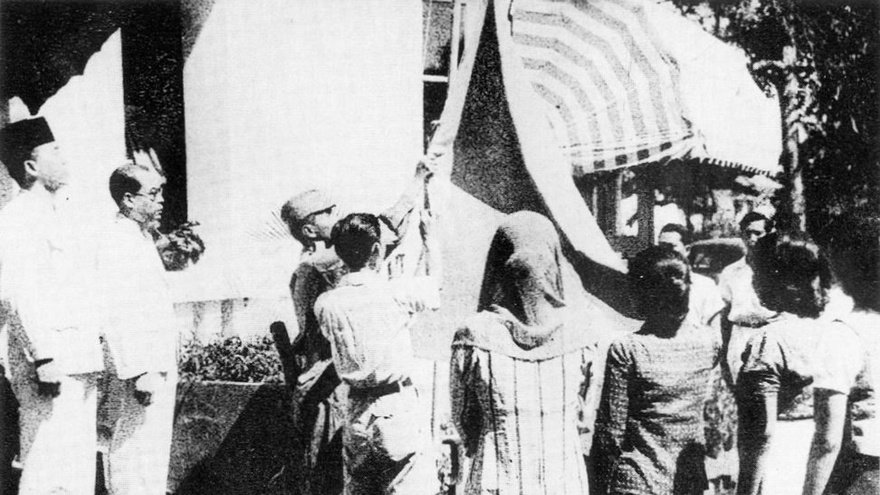 Pengibaran Bendera Merah Putih saat Proklamasi Kemerdekaan Indonesia