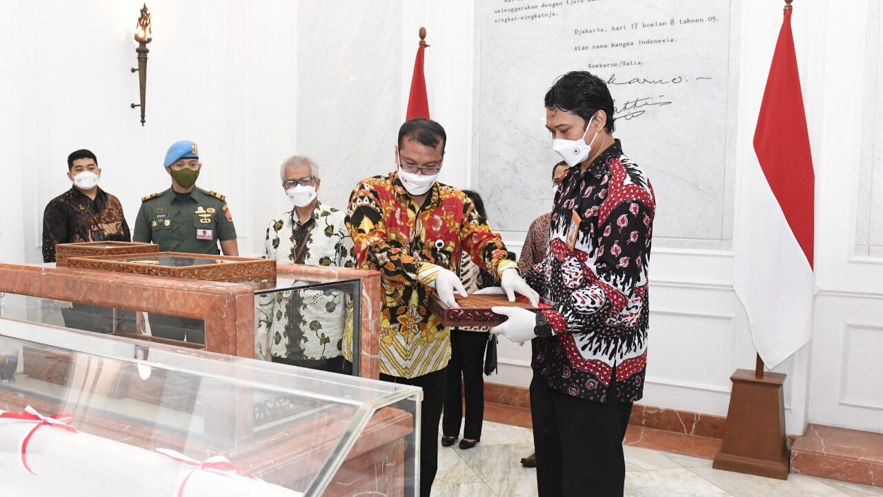 Sang Saka Merah Putih yang kini disimpan bersama Teks Proklamasi