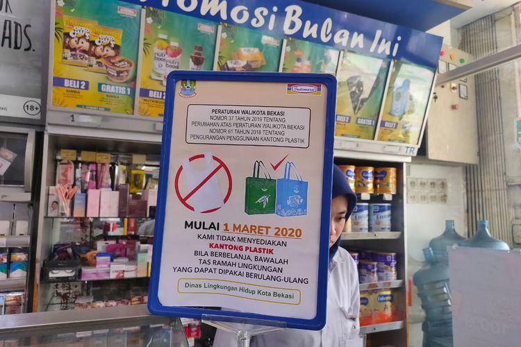 Pengurangan Sampah Laut menjadi salah satu kebijakan Jokowi di bidang iklim dan lingkungan hidup dengan cara kebijakan plastik sekali pakai di beberapa kota
