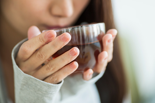 Silver Needle atau Teh putih memiliki kandungan antioksidan yang tinggi yang berfungsi untuk menurunkan berat badan, diet, mencegah penuaan dini, dan kesehatan gigi