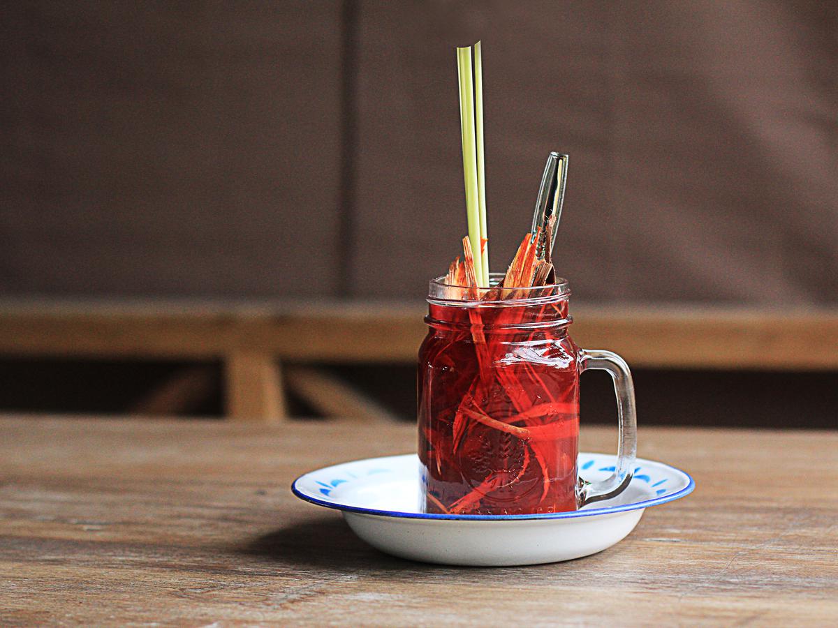 Wedang Uwuh minuman hangat berempah tradisional khas Indonesia yang cocok dinikmati saat hujan