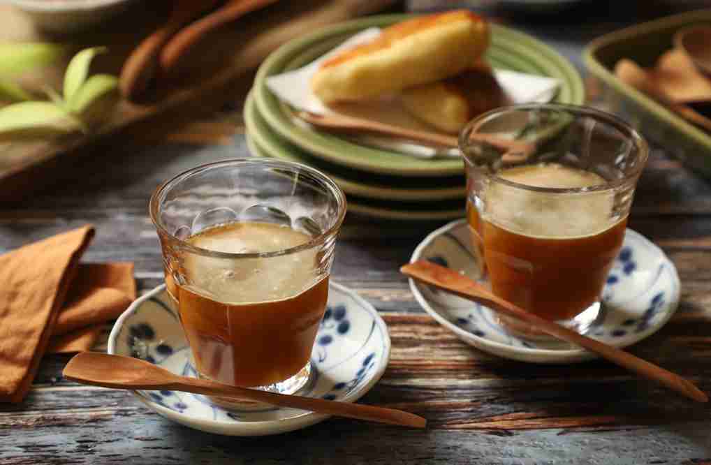 Sarraba minuman hangat berempah tradisional khas Makassar Sulawesi Indonesia yang cocok dinikmati saat hujan