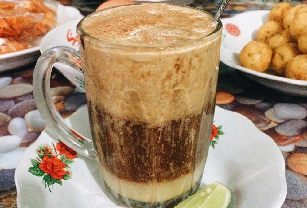 Bajigur minuman hangat berempah tradisional khas Jawa Barat Indonesia yang cocok dinikmati saat hujan