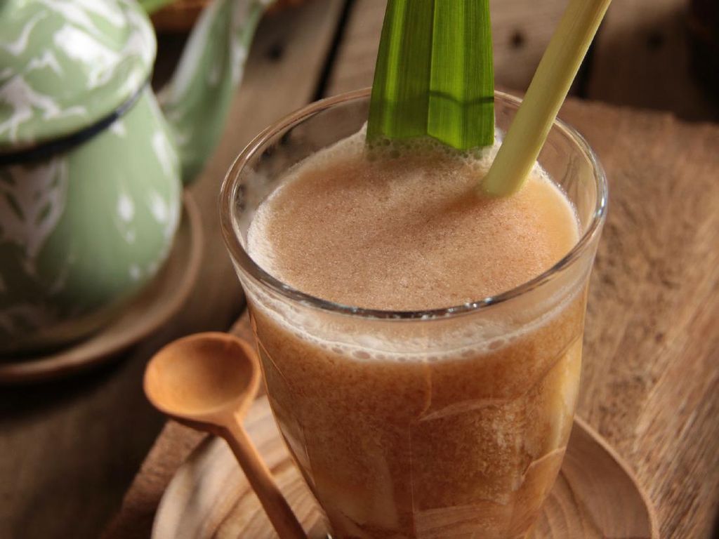 Bandrek minuman hangat berempah tradisional khas Jawa Barat Indonesia yang cocok dinikmati saat hujan