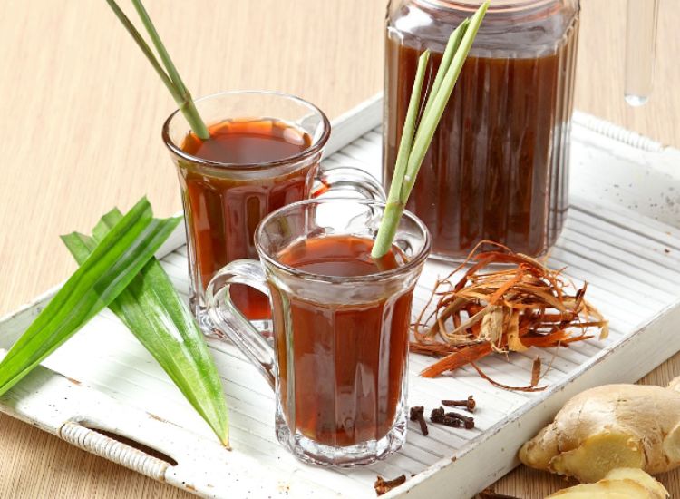 Bir Pletok minuman hangat berempah tradisional khas Betawi Indonesia yang cocok dinikmati saat hujan