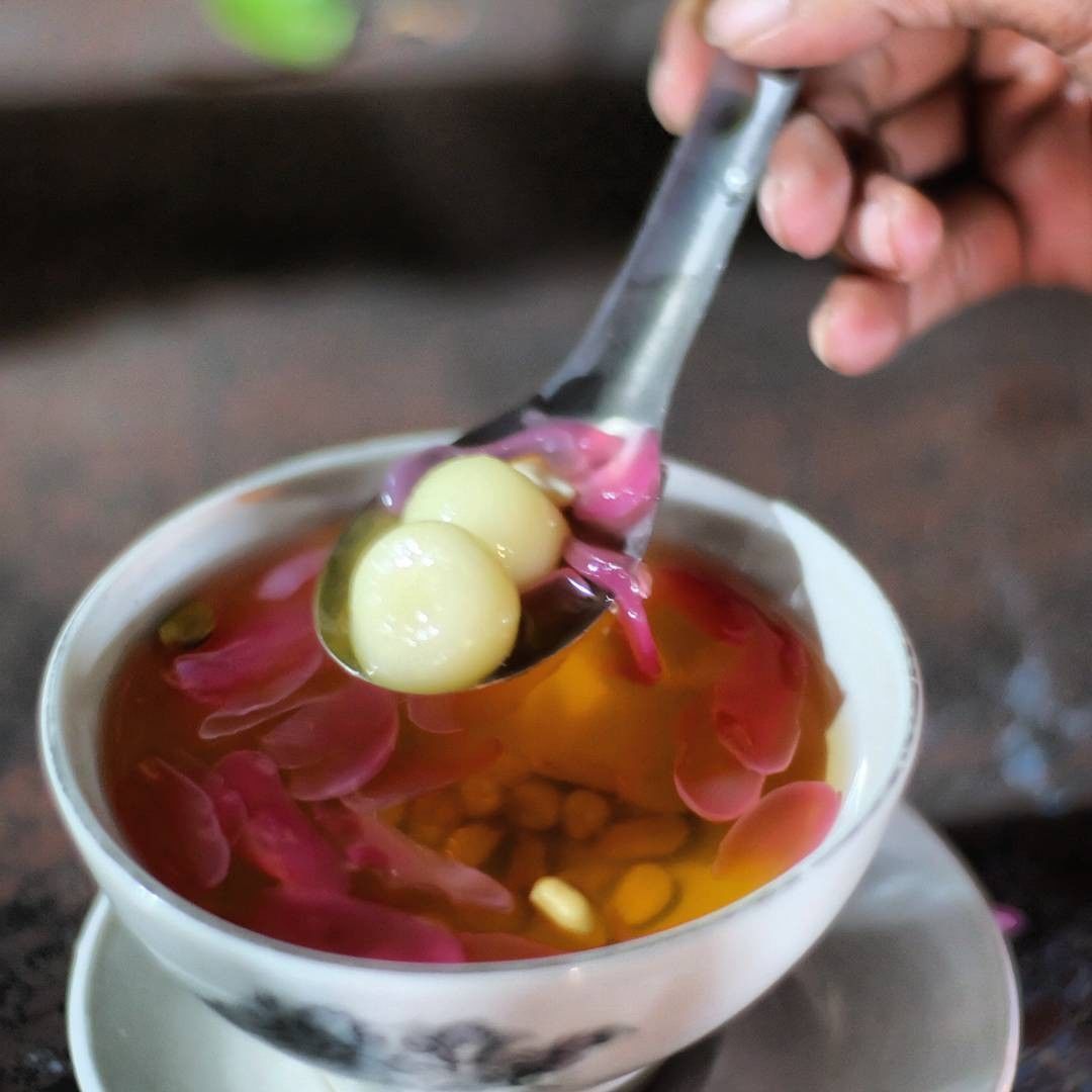 Wedang Ronde minuman hangat berempah tradisional khas Jawa Tengah Indonesia yang cocok dinikmati saat hujan